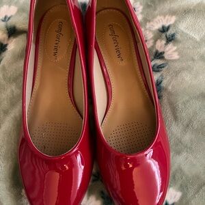 Comfortview Women's Shiny Red pumps